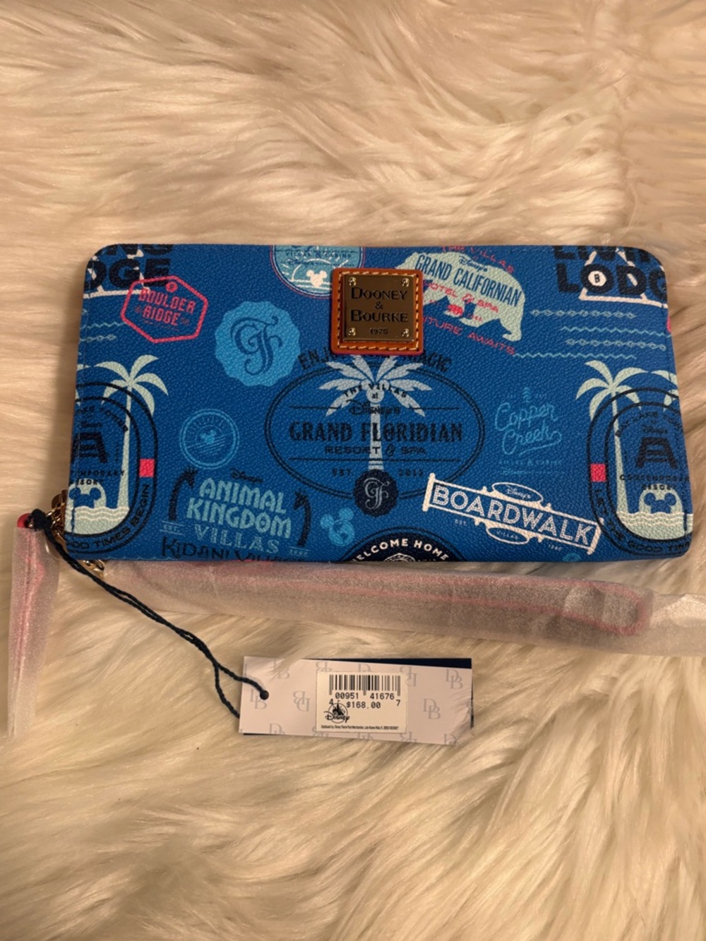 NEW Dooney & Bourke Disney DVC
Vacation Club Zip Wristlet Wallet